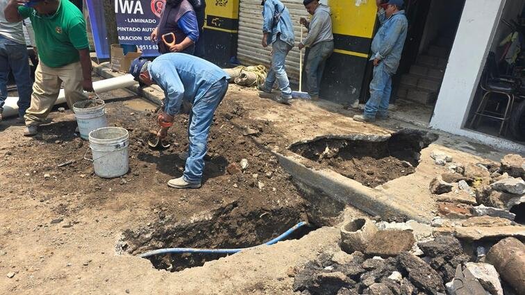 Reparan fuga en la colonia 10 de Abril de Naucalpan