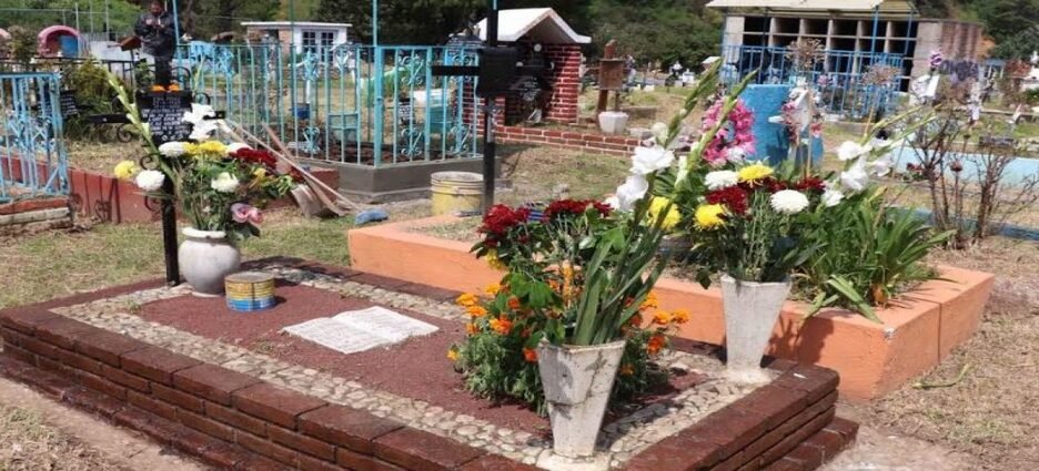 Hombre pierde la vida por colapso del terreno en cementerio de Naucalpan