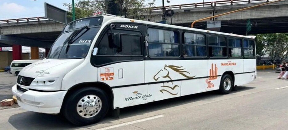 Balean autobús de pasajeros en Naucalpan