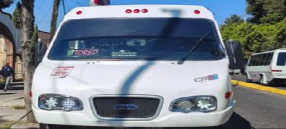 Paramédicos auxilian a mujeres tras arrolladas por Microbús en Naucalpan