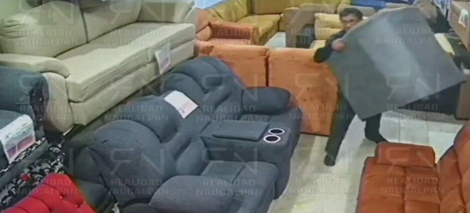 Captan a hombre mientras robaba un sillón de una mueblería de Naucalpan