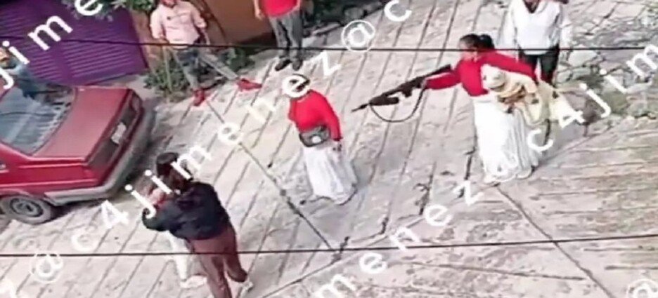 Mujer apunta con arma en riña con su bebé en brazos en Naucalpan