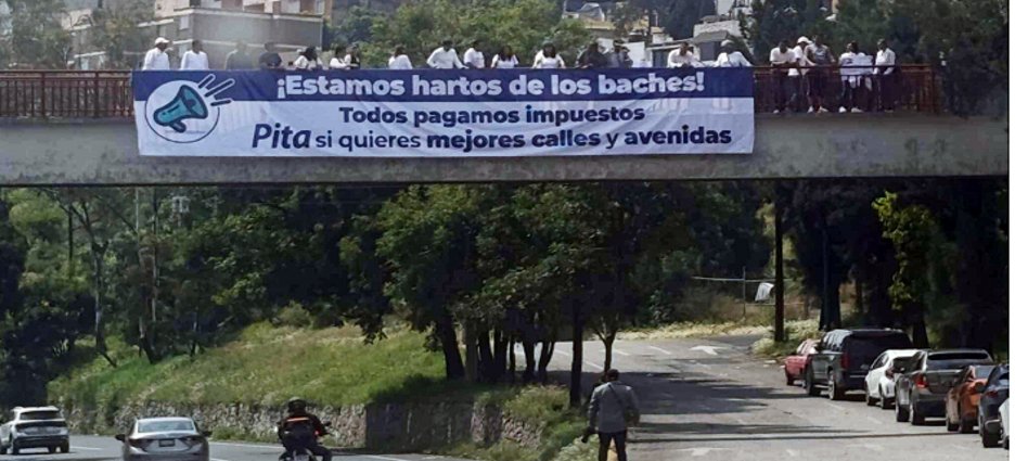 Ciudadanos protestan por baches en Naucalpan