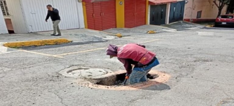 Reparan hundimiento en colonia Padre Figueroa de Naucalpan