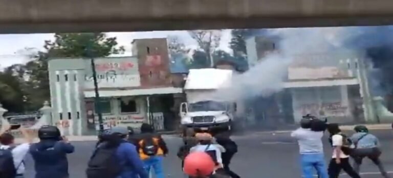 Derriban puerta del Campo Militar 1 en Naucalpan, previo al aniversario 11 del Caso Ayotzinapa