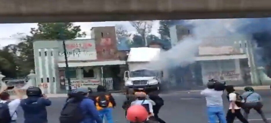 Derriban puerta del Campo Militar 1 en Naucalpan, previo al aniversario 11 del Caso Ayotzinapa