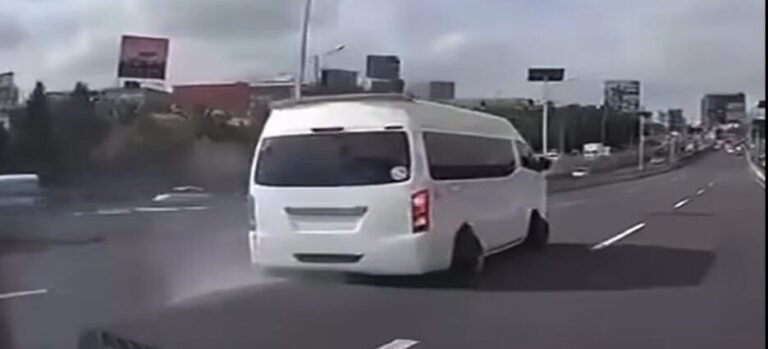 Captan transporte público circulando sin una llanta en Naucalpan