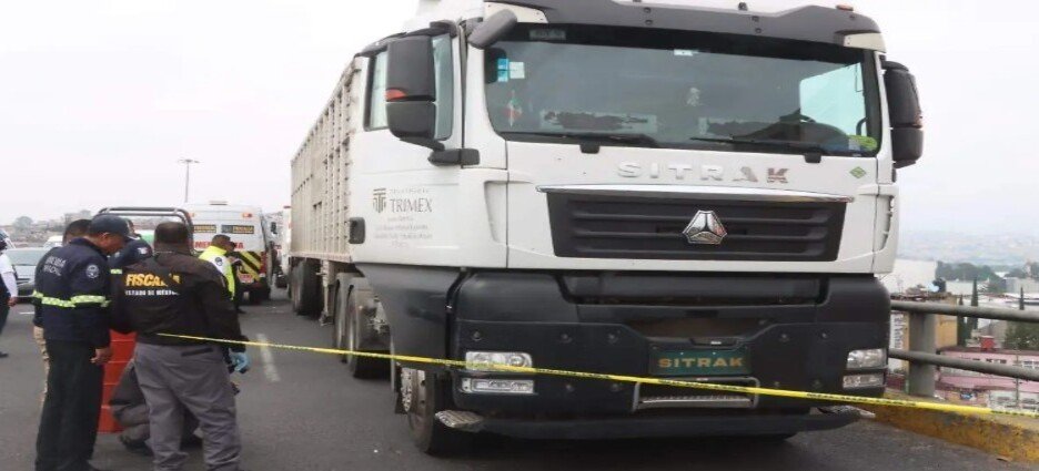 Motociclista pierde la vida al ser arrollada por tráiler en Naucalpan