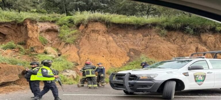 Autopista Naucalpan-Toluca sigue cerrada por deslave