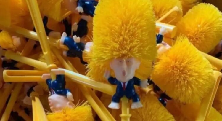 Se disparan las ventas de cepillo para retrete con la figura de Donald Trump Se disparan las ventas de cepillo para retrete con la figura de Donald Trump