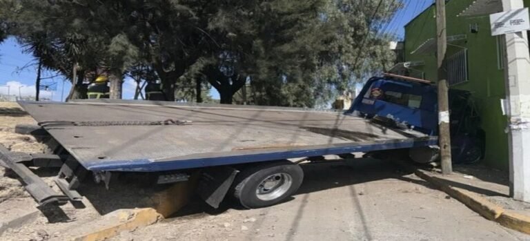 Grua colisiona contra una casa en Naucalpan