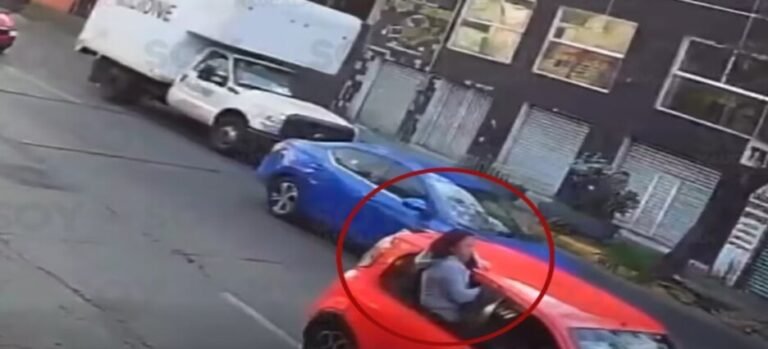 Rescatan a joven que buscaba huir de auto en movimiento en Naucalpan