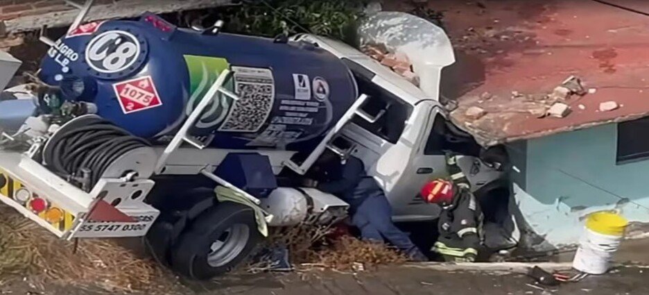 Pipa de gas se impacta contra vivienda en Naucalpan