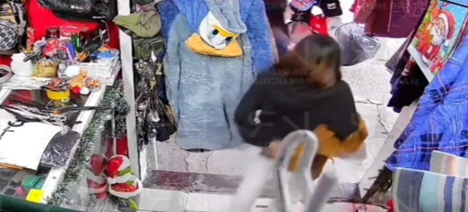 Captan a mujer robando en negocios de Naucalpan