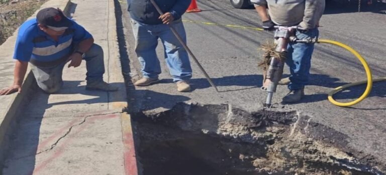 Cierran circulación en Río Hondo por socavón en Naucalpan