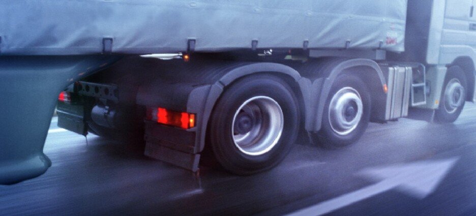 Automovilista invade carril y choca con tractocamión en Naucalpan