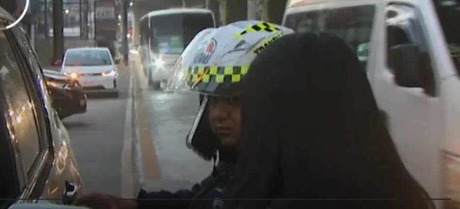 Separan de su cargo a policías de Naucalpan captados en presunta extorsión