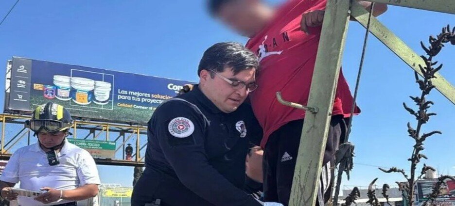 Policía y paramédicos evitan suicidio de hombre en Ecatepec