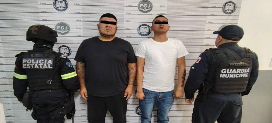Policías de Naucalpan sorprenden a hombres golpeando a víctima retenida dentro de auto