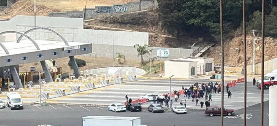 Habitantes bloquean la Toluca-Naucalpan por daños en manantiales